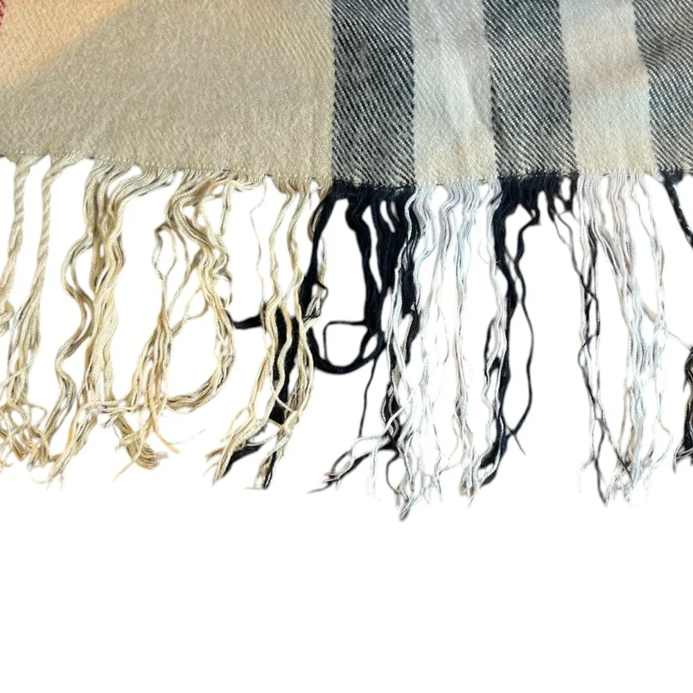 Burberry Soft Scarf in Excellent Condition - Picture 3 of 8